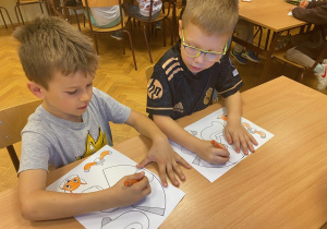 Pokolorowane szablony wycinaliśmy i sklejaliśmy.