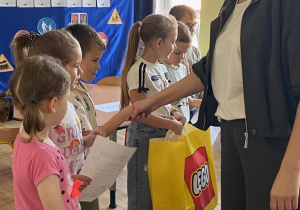 Otrzymaliśmy gratulacje i upominki od Pani Dyrektor.