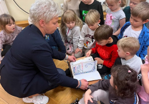 Pani bibliotekarka poprowadziła zajęcia.