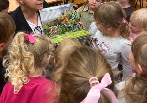 Słuchaliśmy zaciekawieni.