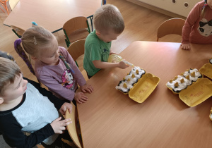 Kuba spryskiwał posianą rzeżuchę.