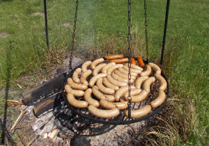 Kiełbaski piekły się na ruszcie.