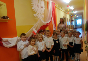 Jeżyki uroczyście zaśpiewały Hymn Polski z okazji Dnia Odzyskania Niepodległości przez Polskę.