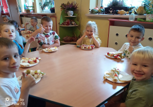 Dzieci zjadają przysmaki przez siebie przygotowane.
