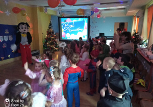 Dzieci tańczą z Myszką Miki.