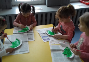 Najpierw pomalowaliśmy talerzyki na zielono.