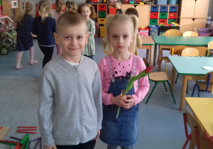 Oliwier wręczał dziewczynkom kwiaty.
