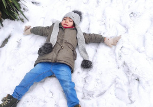 Sofia zrobiła aniołka na śniegu