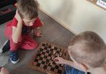 Natan i Janek rozgrywają partię szachów