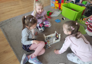 Dziewczynki bawią się w dom