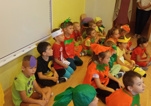 Dzieci oglądają warzywny pokaz mody.