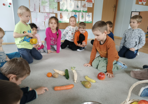 Dzieci segregują warzywa i owoce.