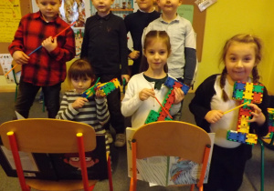 Dzieci grają na instrumentach samodzielnie zbudowanych.