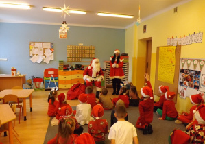 Święty Mikołaj i Pani Mikołajowa odwiedzili dzieci.