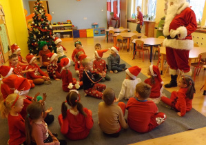 Święty Mikołaj opowiedział dzieciom historie i magicznym światełku.