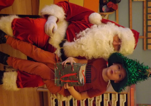 Święty Mikołaj wręczył upominek Igorowi.