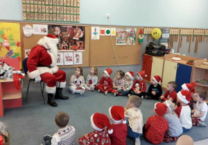 Dzieci recytują wierszyk dla Świętego Mikołaja.