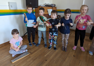 Pozostałe dzieci grały na instrumentach perkusyjnych.