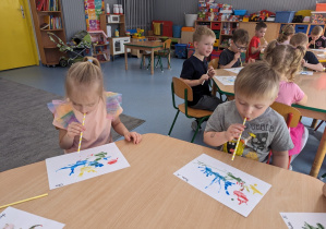 Wychodzą takie kolorowe wygibasy.