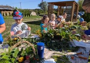 Do wyboru były naturalne ozdoby zebrane w lesie i na łące.