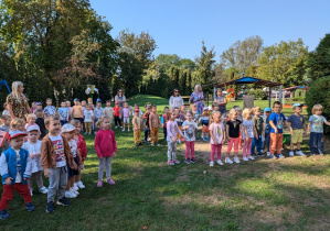 Czekaliśmy w skupieniu na powitalną piosenkę.