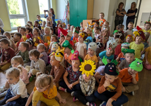 Tłumnie przybyliśmy na salę gimnastyczną.