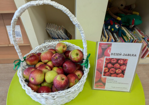 Warto chodzić do biblioteki.