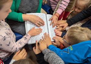 Tak wygląda książka dla niewidomych.