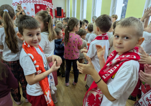 Chłopcy kibicują polskiej reprezentacji.