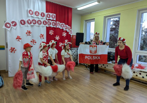 Cheerleaderki i miłośnicy sportu.