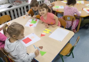 Każdy przedszkolak tworzył własnego pajacyka.