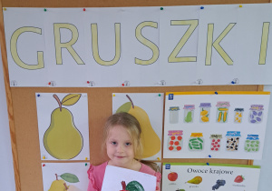 Zosia G. prezentuje swoją czerwoną gruszkę