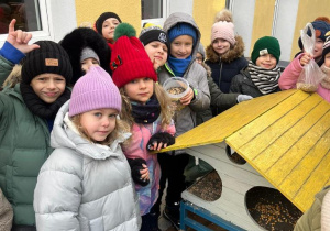 I całą grupą ruszyły w kierunku przedszkolnego karmnika.