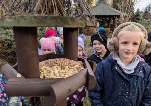 Dokarmiamy ptaki w ramach projektu ekologicznego.