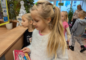 Uwielbiamy chodzić do biblioteki.