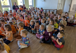 Zgromadziliśmy się na sali gimnastycznej.