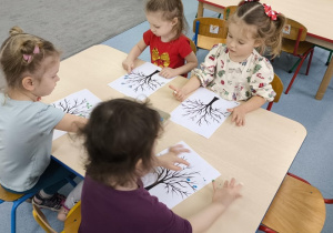 Zaczynają paluszkami malować zimowe drzewo.