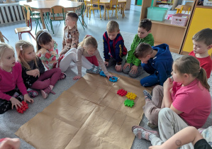 To wymyślona gra planszowa, bardzo fajna.