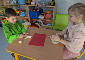 Szklanka mąki, szklanka soli i wody dolewać trochę i tyle, żeby się ugniotło ciasto.