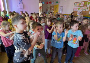 Pani pokazywała a my robiliśmy to samo.