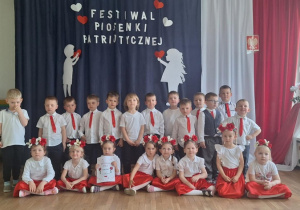 Wspólne zdjęcie z dyplomem za udział w festiwalu.