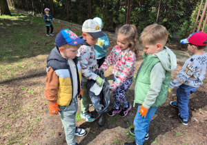 Pomagamy Ziemi - sprzątamy teren wokół przedszkola