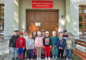 Zdjęcie przed Biblioteką