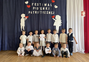 Wspólne zdjęcie z dyplomem za udział w festiwalu