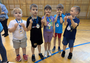Nasze dzieci z medalami.