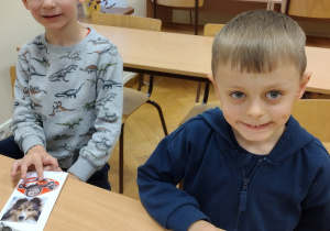 Oskar i Mateusz ozdabiali zakładki do książek