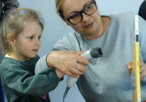 Michalinka pełna zapału podczas skanowania książki