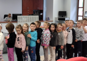 Słuchamy w skupieniu pogadanki pani bibliotekarki