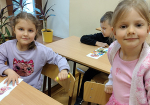 Lila K. i Lena skończyły ozdabiać swoje zakładki