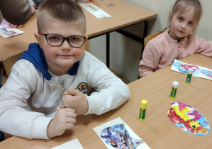 Bartek i Zosia G.w trakcie ozdabiania zakładek